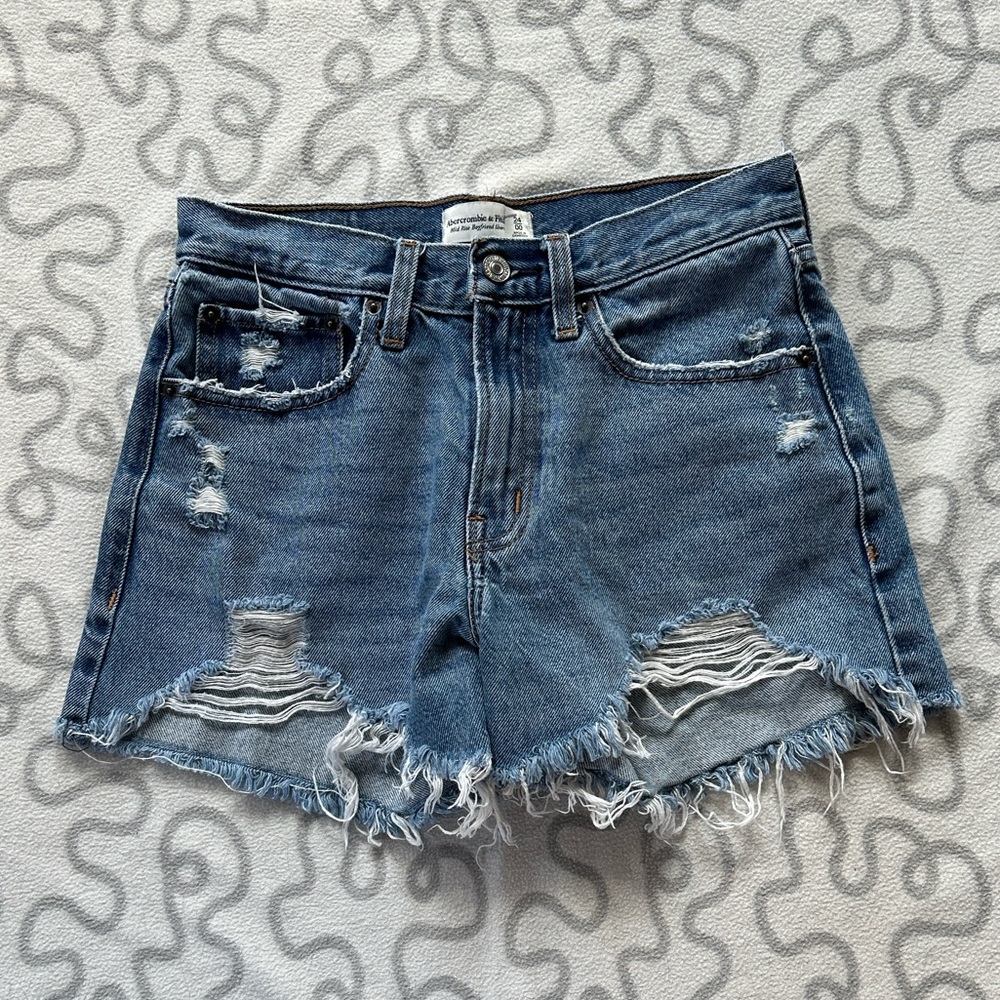 Abercrombie & Fitch Mid Rise Boyfriend Short